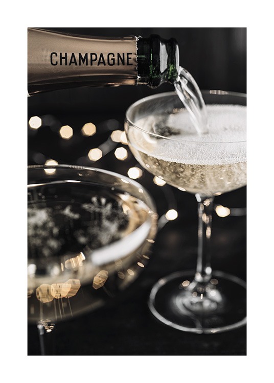  – Fotografi av en flaska med champagne som hälls i ett champagneglas