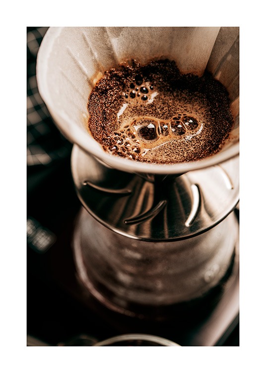  – Fotografi med närbild av ett kaffefilter fyllt med kaffesump