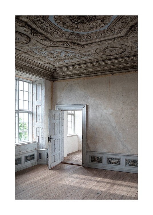  – Fotografi av ett barockrum med beige väggar och en vit, öppen dörr