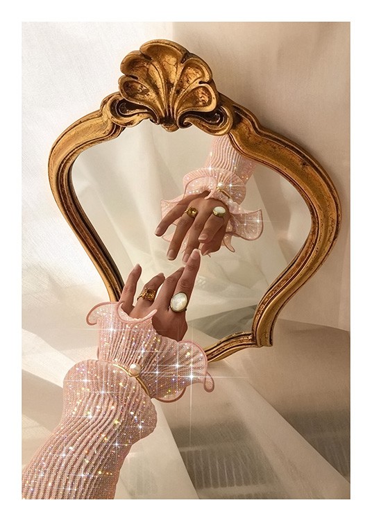  – Fotografi av en arm täckt av en rosa, glittrande ärm, utsträckt mot en guldspegel