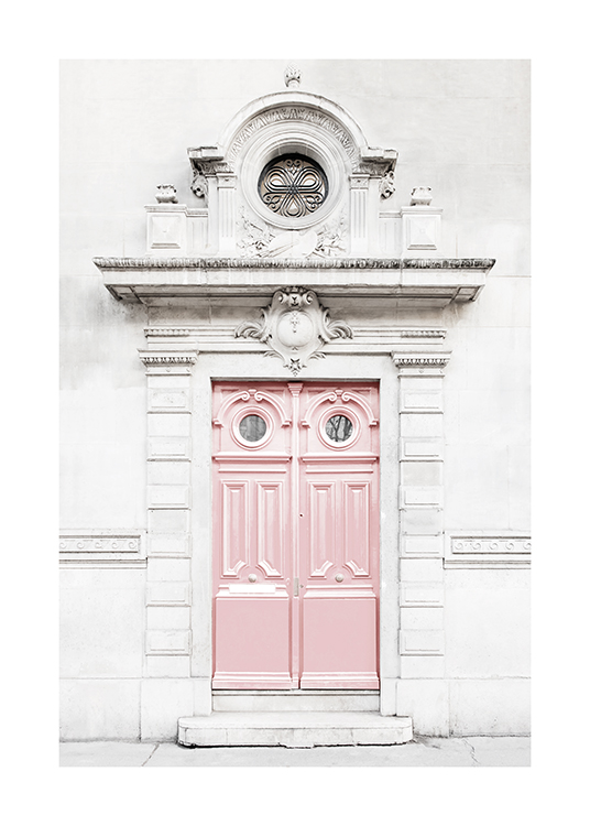  – Fotografi av en ljusgrå byggnad med en rosa dörr, omgiven av barockdetaljer