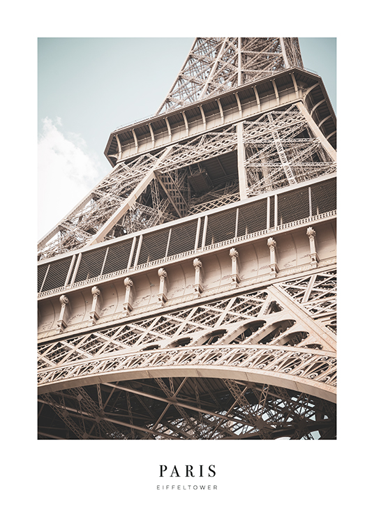 – Fotografi med närbild av Eiffeltornet underifrån, med text undertill