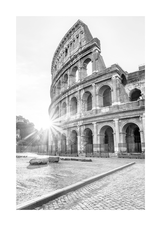  – Svartvitt fotografi av Colosseum i Rom med solljus i bakgrunden