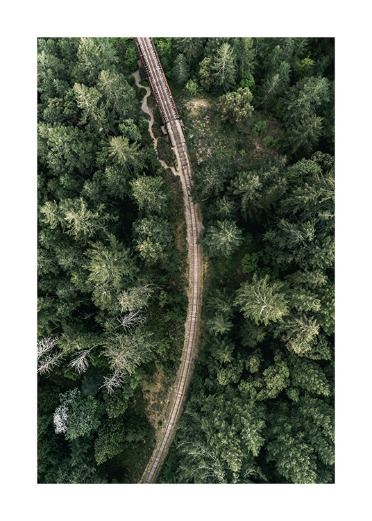  – Flygfoto av en tågräls mitt i en grön skog