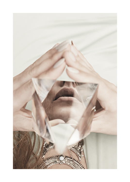  – Fotografi av en kristallpyramid som hålls av en kvinna, med hennes spegelbild