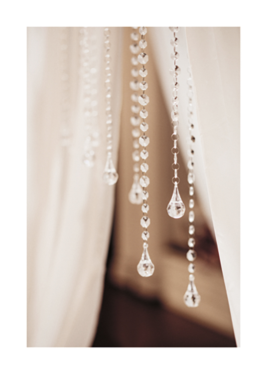  – Fotografi med närbild av hängande kristaller med vita gardiner bakom
