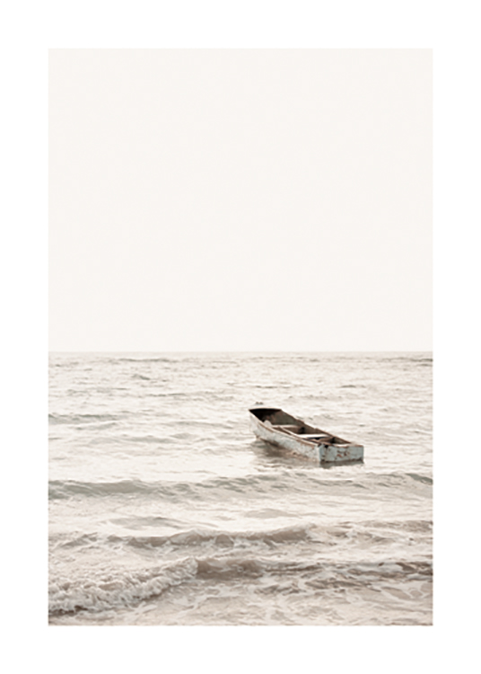  – Fotografi av ett hav med en gammal båt i vågorna, med en ljusgrå himmel i bakgrunden