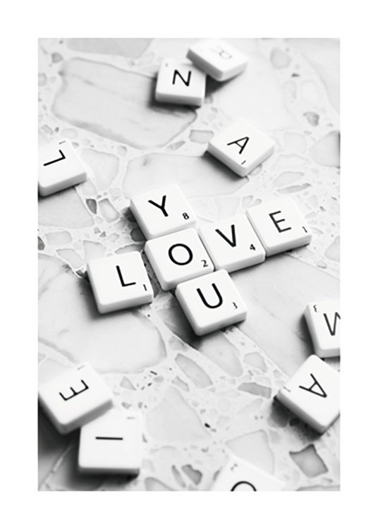  – Fotografi av alfapet-bokstäver på en grå terrazzo-mönstrad bakgrund som bildar orden Love You