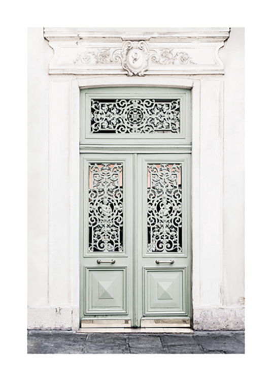  – Fotografi av en antik byggnad med en grön dörr med snidade detaljer i öppningarna