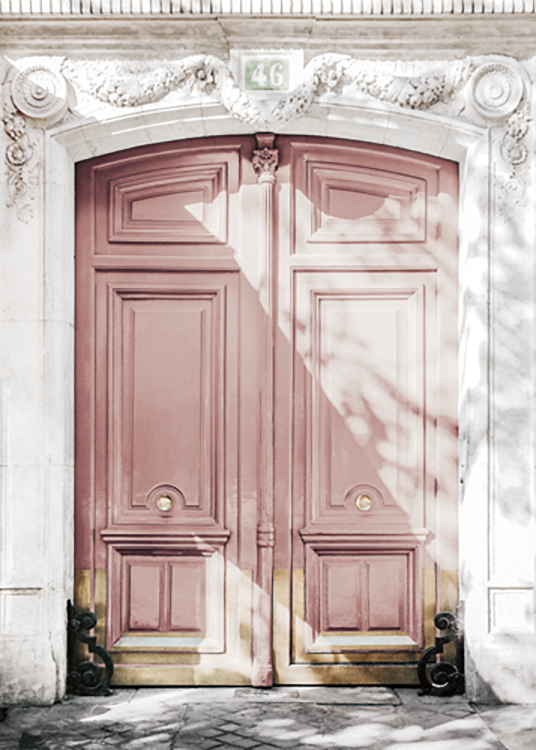  – Fotografi av en stor dörr i rosa med gulddetaljer i en vit byggnad med sniderier