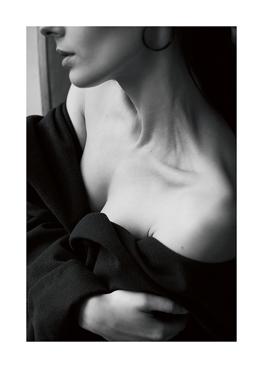  – Svartvitt fotografi av en kvinna med naken hals och axlar