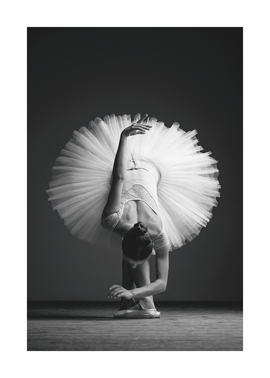  – Svartvitt fotografi av en ballerina som böjer sig framåt i en tyllkjol