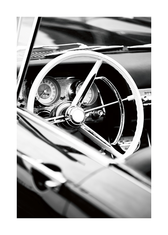  – Svartvitt fotografi av ratten och instrumentpanelen på en veterancabriolet