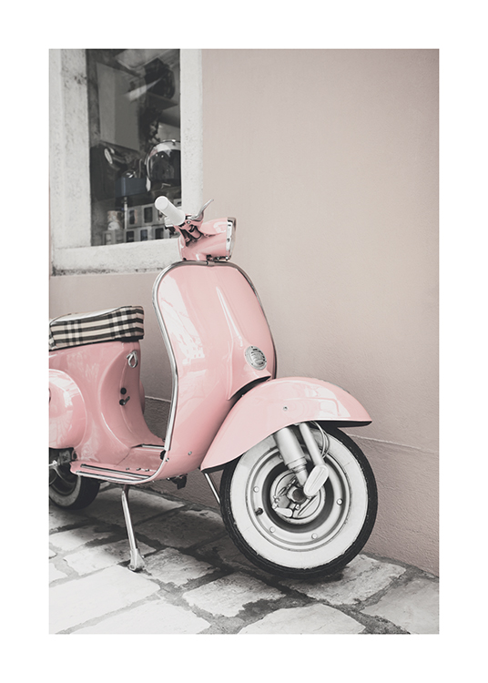  – Fotografi av en vintagescooter i rosa som står utanför en beige byggnad