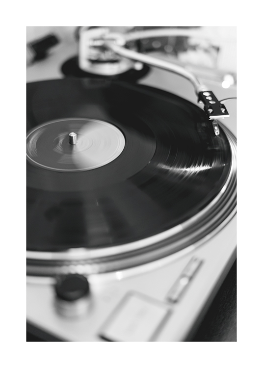  – Svartvitt fotografi av en vinylspelare med en vinylskiva