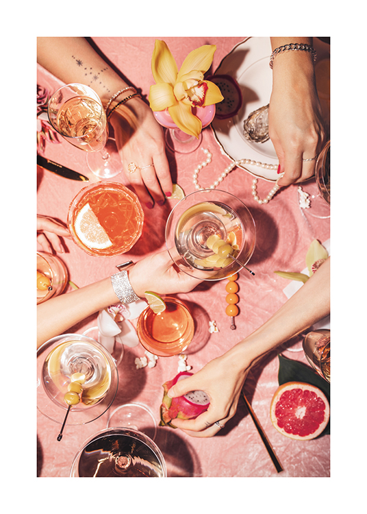  – Ett pastelltonat fotografi av ett bord med cocktails, blommor, frukt och pärlor