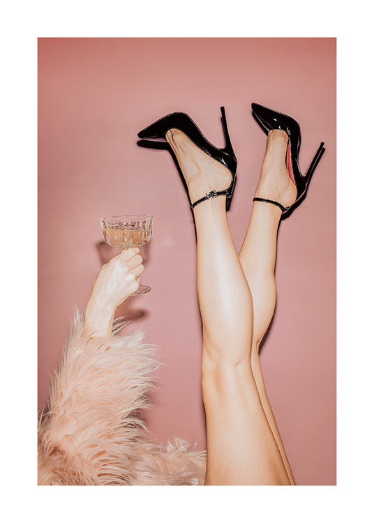  – En kvinna som håller i ett glas champagne, klädd i svarta, höga klackar och en rosa fuskpäls