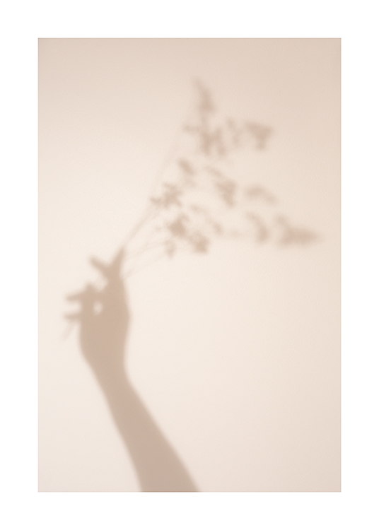  – Fotografi av skuggan av en hand och blommor mot en ljusbeige bakgrund