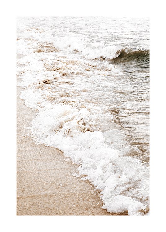  – Fotografi av en strand och havsvågor som rullar upp på stranden