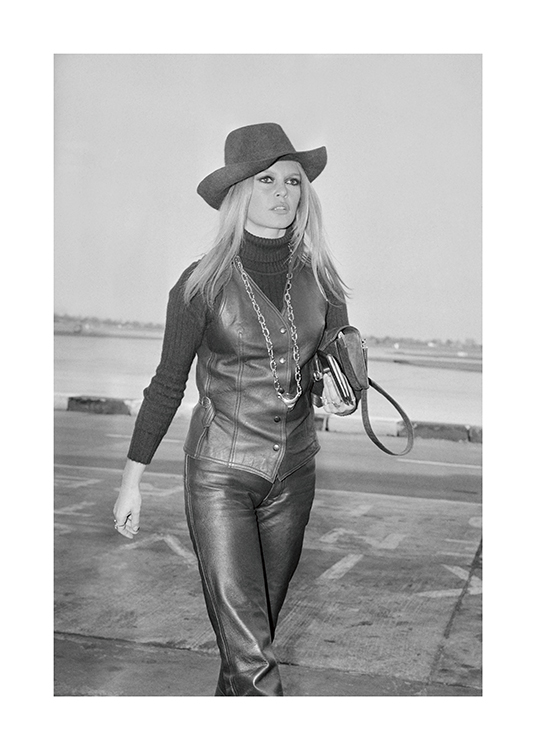  – Svartvitt fotografi av skådespelerskan Brigitte Bardot klädd i läderkläder och hatt
