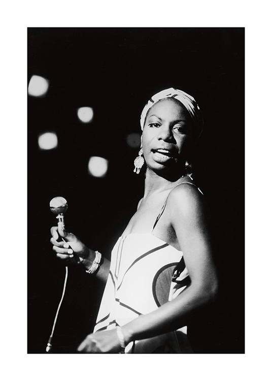  – Svartvitt fotografi av Nina Simone som håller i en mikrofon