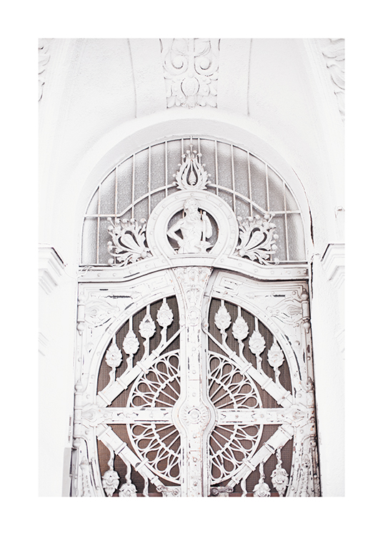  – Fotografi av en dörr i vitt med detaljerade sniderier