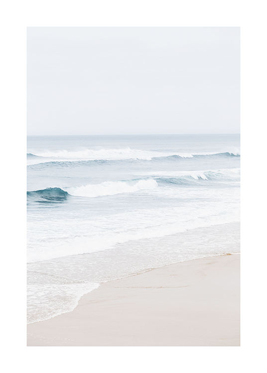  – Fotografi av ett hav med blått vatten och mjuka vågor, med en strand framför