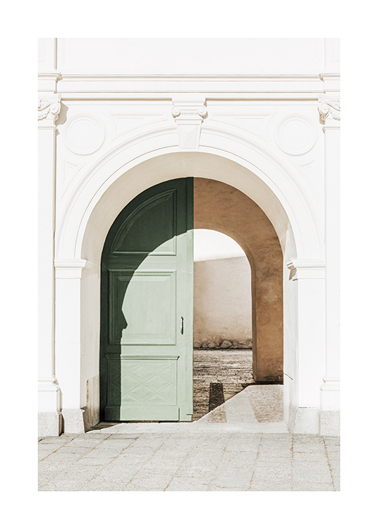 – Fotografi av en grön, välvd dörr i en vit byggnad med stuckaturarbete