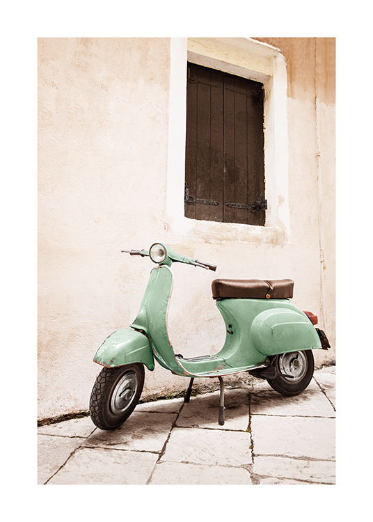  – Fotografi av en gammal scooter i grönt som står bredvid ett hus