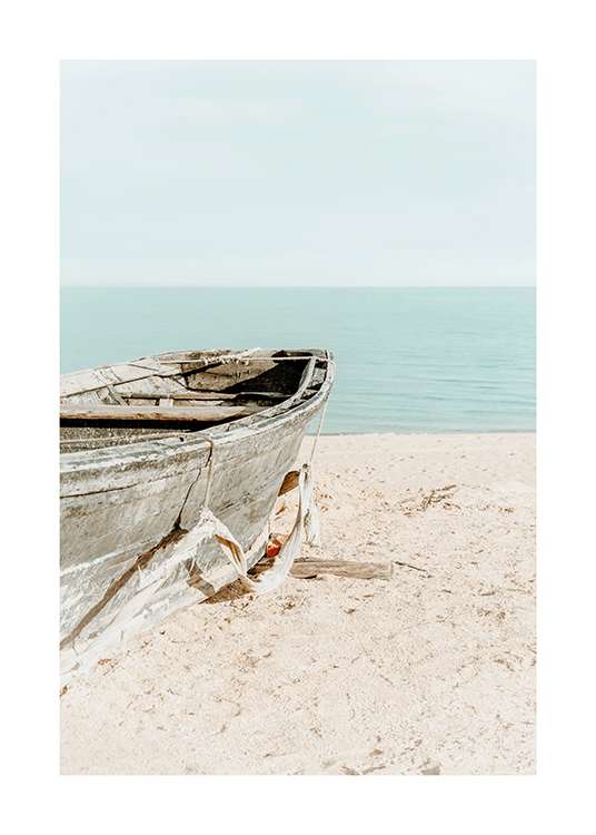  – Fotografi av en gammal båt i sanden på en strand med himmel och hav i bakgrunden