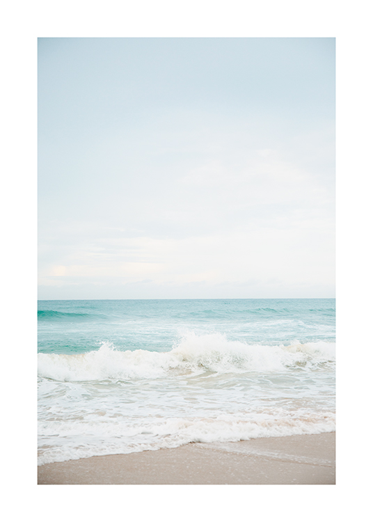 – Fotografi av vågskum och ett turkost hav med en ljusblå himmel i bakgrunden