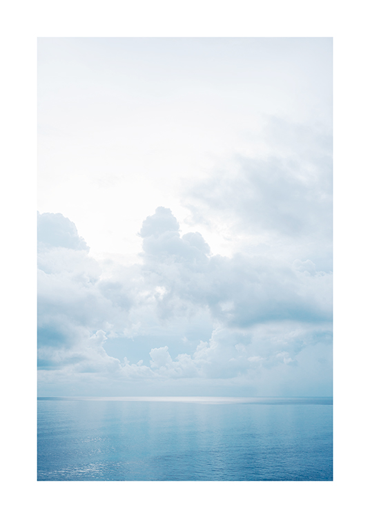  – Fotografi av ett blågrönt hav och moln på himlen ovanför