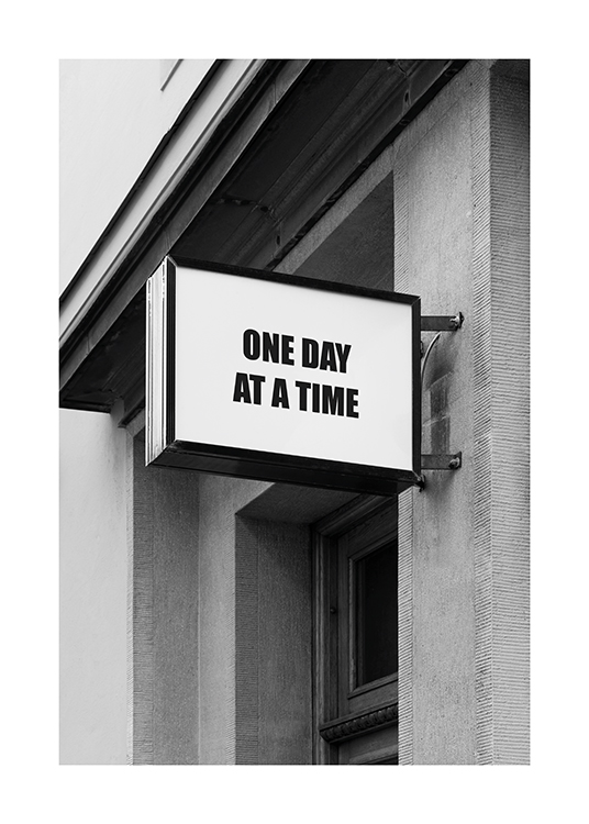  – Svartvitt fotografi av en skylt med text på en byggnad