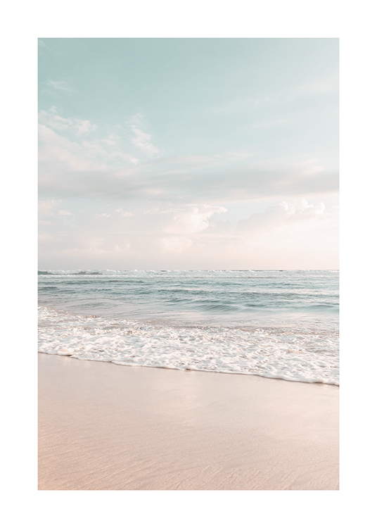  – Fotografi av ett ljusblått hav med stranden i förgrunden och en ljusblå himmel i bakgrunden