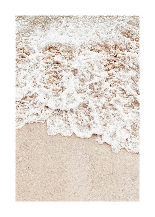  – Fotografi av havsskum som rullar upp på beige sand