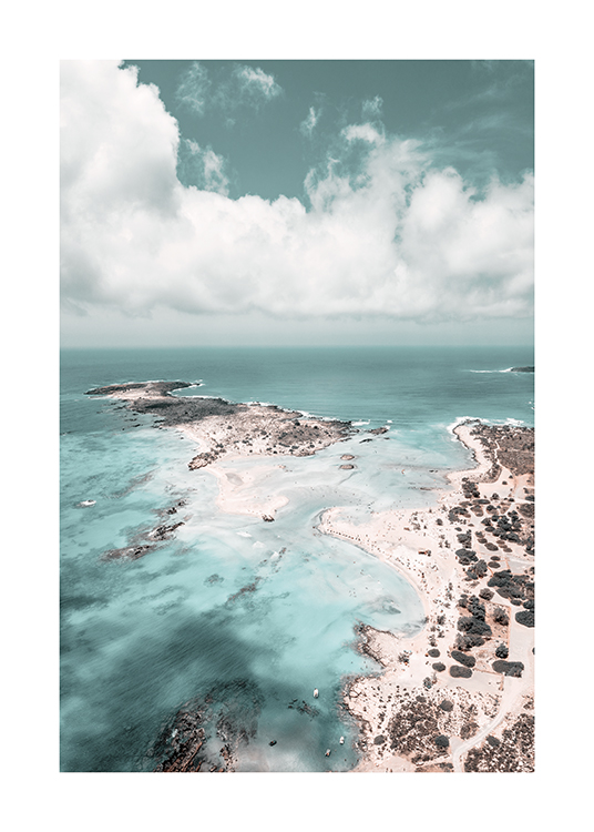  – Fotografi av ett hav, små öar och en strand sedda ovanifrån