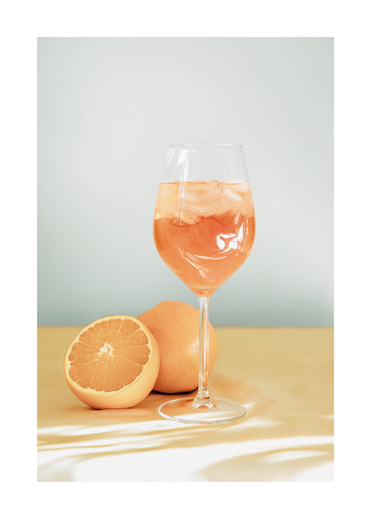  – Fotografi av aperol spritz i ett vinglas med apelsiner bredvid