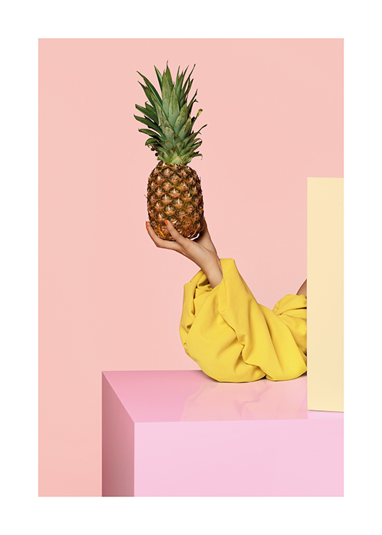  – En kvinna dold bakom lådor som håller en ananas på en blekrosa bakgrund
