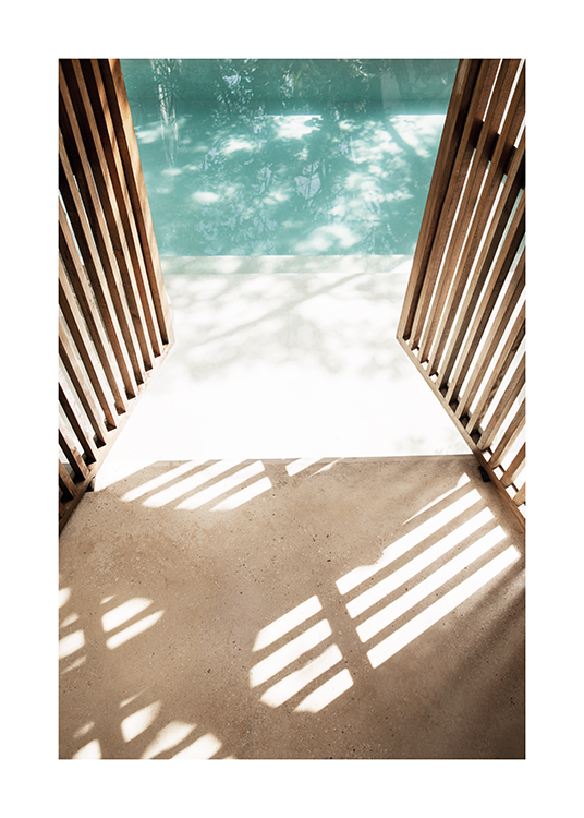  – Fotografi av en öppen trädörr med en pool i bakgrunden