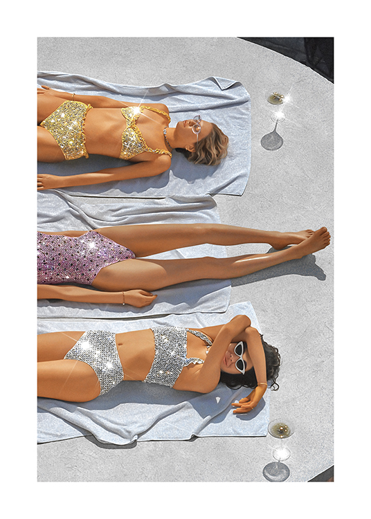  – Fotografi av en grupp kvinnor i glittrande paljettbadkläder, solande på handdukar