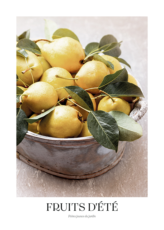 – Päron i skål – Fotografi av en skål med päron och gröna blad, med text undertill