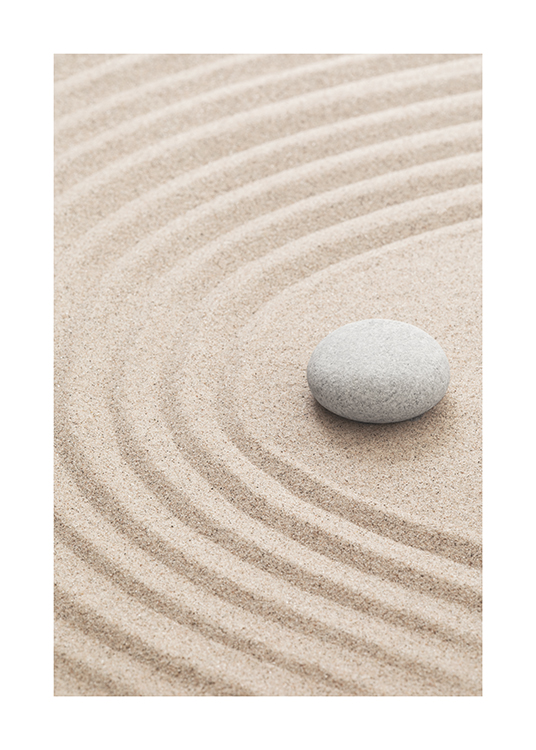  – Fotografi av räfflad sand med en grå sten på