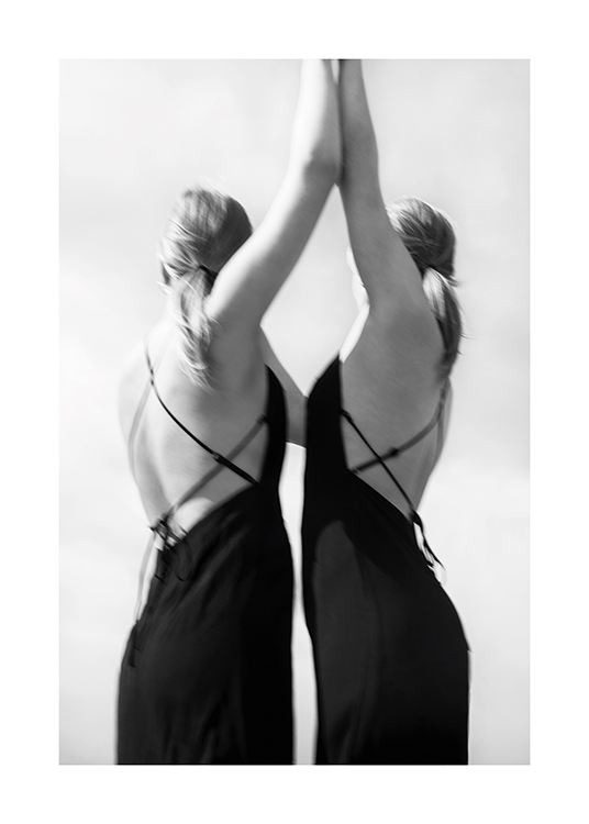  – Svartvitt fotografi av två kvinnor som håller upp händerna