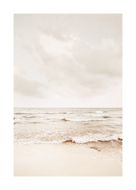  – En bild av en lugn strand en molnig dag