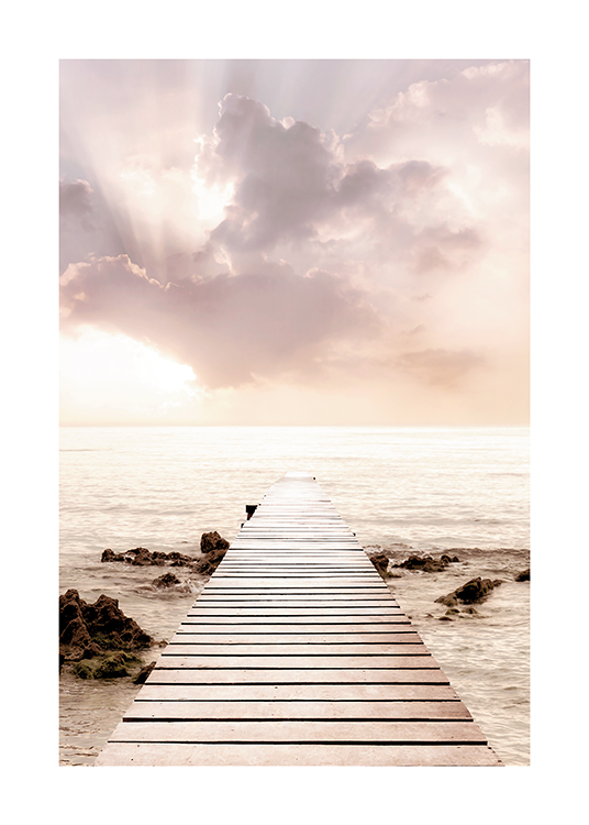  – Fotografi av en himmel i lila och rosa pastell bakom havet med en brygga i förgrunden