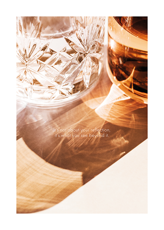  – Fotografi av ett brunt och ett klart glas och deras ljusreflektioner, med vit text i mitten
