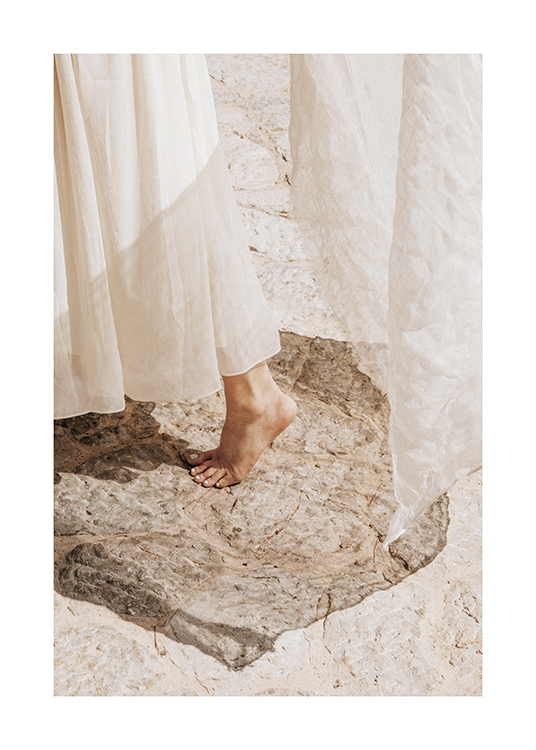  – Bild av en kvinna som går barfota i en vit sommarklänning