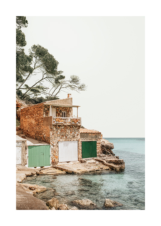  – Fotografi av ett båthus bredvid havet på de Baleariska öarna, Spanien