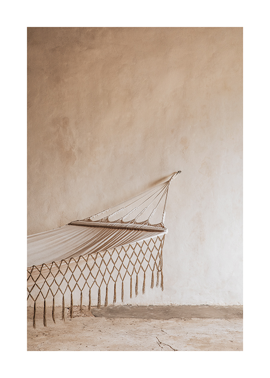  – Fotografi av en hängmatta som hänger från en lantlig vägg