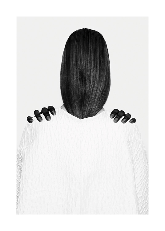  – Svartvitt fotografi av en kvinna med mörka händer på axlarna